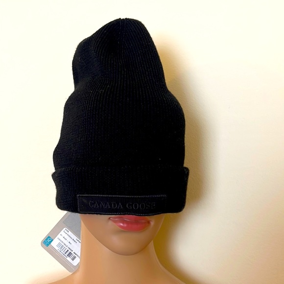 Canada goose 🔥❣️‼️emblem Beanie Tonal
This versatile, rib-knit beanie - Picture 5 of 6